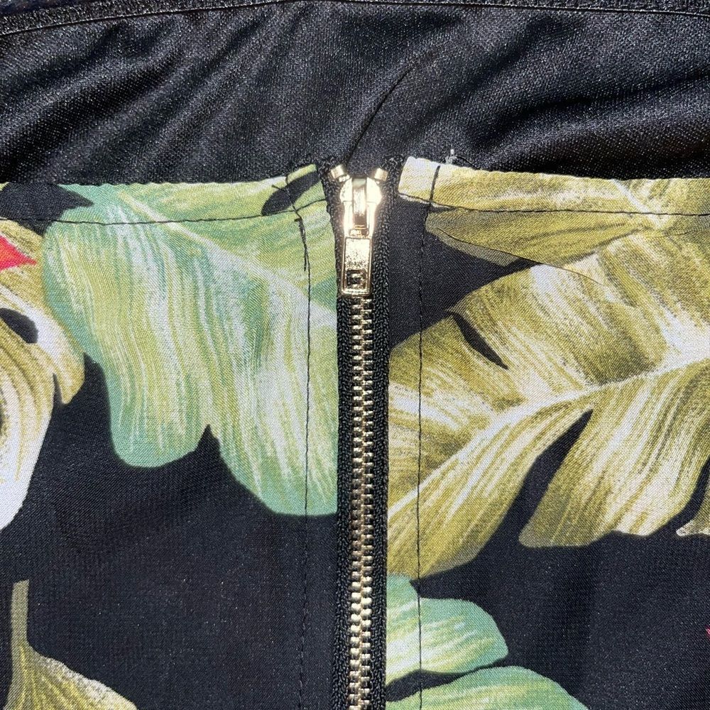 floral print crop top with spaghetti straps and zipper closure in the back - Picture 3 of 5
